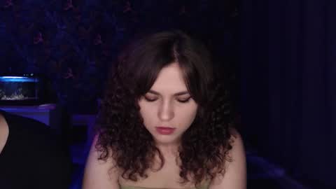 Snapshot of milk_slice chatting on 11-21-25, 04:33 Stella and Neo online show from 11-21-25, 04:33