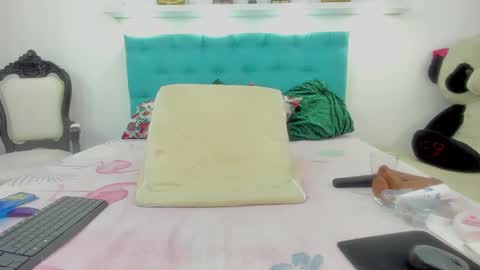 milky_emma online show from 02-05-25, 01:00