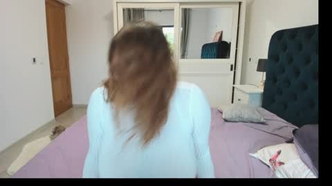 Snapshot of milkykandy chatting on 09-12-25, 01:33 Livia online show from 09-12-25, 01:33