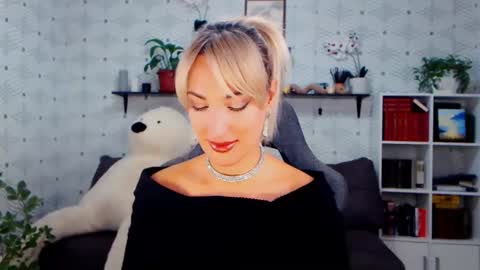 Snapshot of millaxqueen chatting on 10-11-25, 12:47 MillaXQueen online show from 10-11-25, 12:47