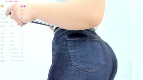 Snapshot of milu_gomez chatting on 01-18-25, 07:04 Milu Gomez online show from 01-18-25, 07:04