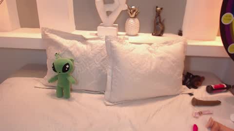 Snapshot of milu_w4llace chatting on 09-20-25, 01:39 Milu Wallace online show from 09-20-25, 01:39