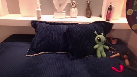 Snapshot of milu_w4llace chatting on 10-25-25, 01:13 Milu Wallace online show from 10-25-25, 01:13