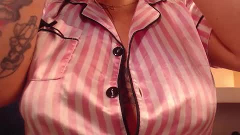 Snapshot of milu_w4llace chatting on 11-13-25, 02:10 Milu Wallace online show from 11-13-25, 02:10