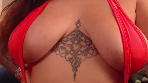 Snapshot of milu_w4llace chatting on 11-15-25, 08:27 Milu Wallace online show from 11-15-25, 08:27