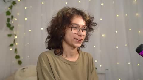 Snapshot of mimilicks chatting on 09-19-25, 09:00 IRIS online show from 09-19-25, 09:00