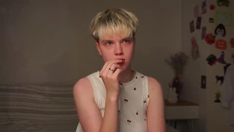 Snapshot of mimipuff chatting on 11-07-25, 02:06 Sonya online show from 11-07-25, 02:06