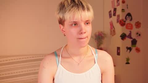 Snapshot of mimipuff chatting on 11-18-25, 02:43 Sonya online show from 11-18-25, 02:43