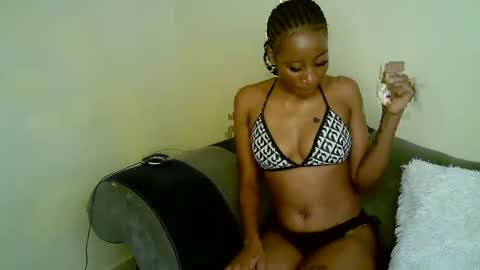 Snapshot of minieme001 chatting on 02-21-26, 11:11 minieme001 online show from 02-21-26, 11:11