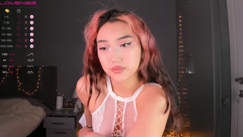 Snapshot of minnie_jin chatting on 12-14-24, 02:21 minnie_jin online show from 12-14-24, 02:21