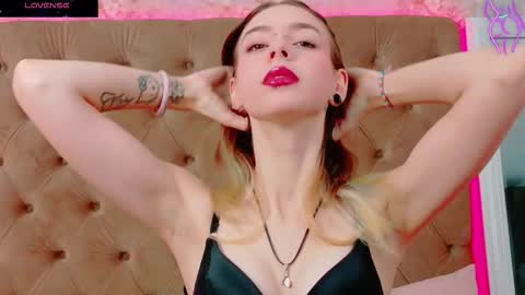 Snapshot of mira_lynxx chatting on 10-31-25, 04:57 mira_lynxx online show from 10-31-25, 04:57