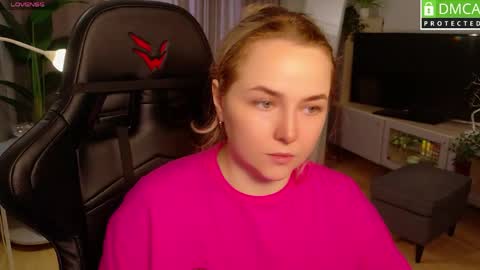 Snapshot of mira_mermayd chatting on 05-17-26, 01:03 Mira online show from 05-17-26, 01:03