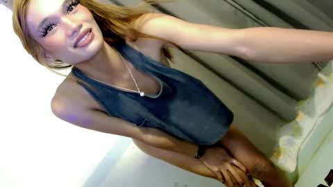 Snapshot of miraclegirl23 chatting on 12-14-24, 05:25 Zoey online show from 12-14-24, 05:25