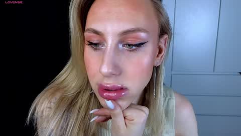 Snapshot of miraraid chatting on 12-19-24, 01:50 miraraid online show from 12-19-24, 01:50