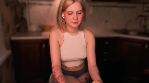 Snapshot of mirrameow chatting on 11-21-25, 02:27 Mira online show from 11-21-25, 02:27