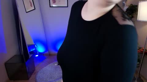 Snapshot of misha_the_createrr chatting on 01-11-26, 09:03 Ivy online show from 01-11-26, 09:03