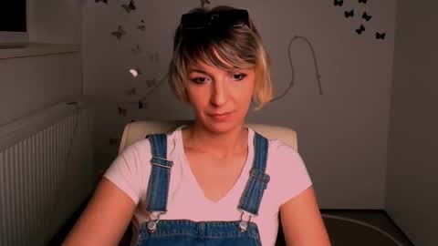 Snapshot of mishelle_blondie chatting on 05-05-26, 06:49 Mishelle online show from 05-05-26, 06:49