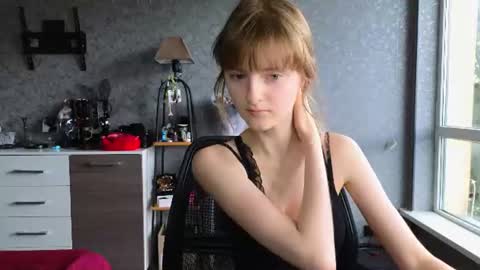 Snapshot of miss___alisa chatting on 06-15-26, 11:01 Alisa NONNUDE online show from 06-15-26, 11:01