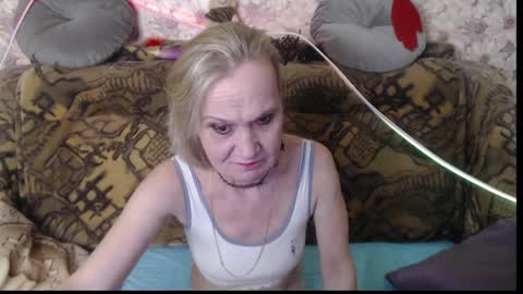 Snapshot of miss_bekker chatting on 12-17-24, 12:12 ask me online show from 12-17-24, 12:12