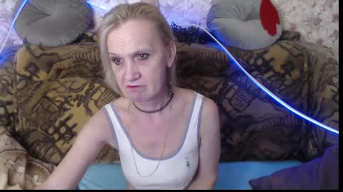Snapshot of miss_bekker chatting on 12-17-24, 03:17 ask me online show from 12-17-24, 03:17