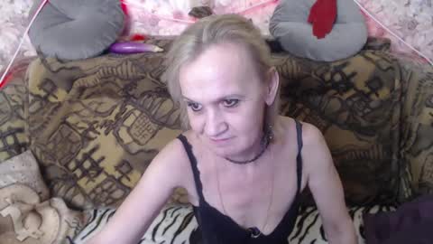 Snapshot of miss_bekker chatting on 12-31-24, 12:21 ask me online show from 12-31-24, 12:21