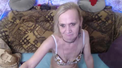 Snapshot of miss_bekker chatting on 01-01-25, 06:47 ask me online show from 01-01-25, 06:47