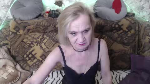 Snapshot of miss_bekker chatting on 01-10-25, 05:58 ask me online show from 01-10-25, 05:58