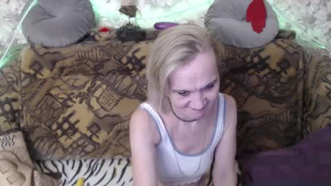 Snapshot of miss_bekker chatting on 01-12-25, 03:07 ask me online show from 01-12-25, 03:07