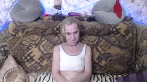 Snapshot of miss_bekker chatting on 01-20-25, 04:21 ask me online show from 01-20-25, 04:21