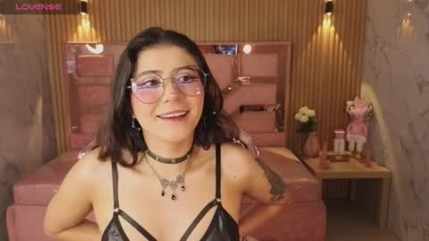 Snapshot of miss_devil_s chatting on 03-06-26, 03:25 miss_devil_s online show from 03-06-26, 03:25