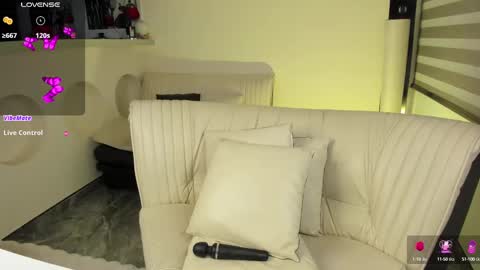 Snapshot of miss_ginebra_1 chatting on 02-18-25, 01:43 insta online show from 02-18-25, 01:43