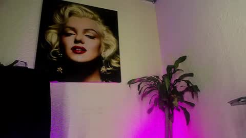Snapshot of miss_isa19 chatting on 06-14-26, 08:00 miss_isa19 online show from 06-14-26, 08:00