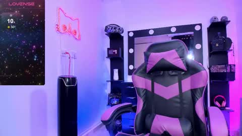 Snapshot of miss_kittyn chatting on 11-12-25, 01:06 Miss Kittyn online show from 11-12-25, 01:06