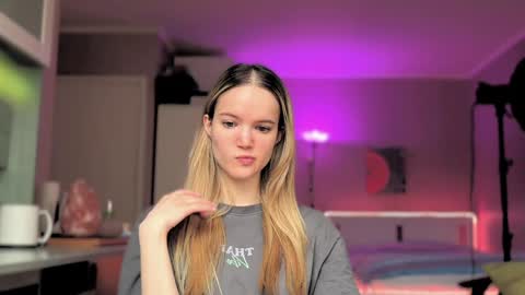 Snapshot of miss_sweetdream chatting on 12-26-24, 09:22 Emily online show from 12-26-24, 09:22