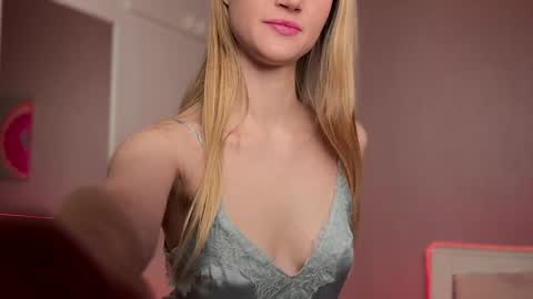 Snapshot of miss_sweetdream chatting on 01-07-25, 01:03 Emily online show from 01-07-25, 01:03