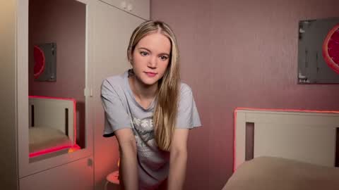 Snapshot of miss_sweetdream chatting on 01-22-25, 06:10 Emily online show from 01-22-25, 06:10