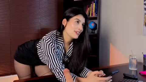 Laura online show from 06-03-26, 01:25