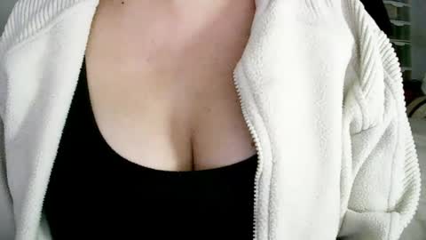 Snapshot of missbiny chatting on 06-19-26, 08:12 Avamlash online show from 06-19-26, 08:12
