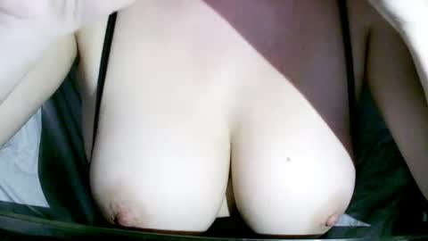 Snapshot of missbiny chatting on 07-17-26, 10:25 Avamlash online show from 07-17-26, 10:25