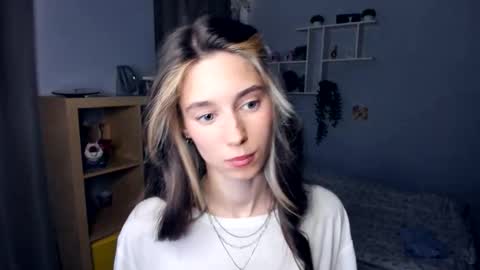 Snapshot of misschaotic_ chatting on 09-09-25, 07:19 Shelley online show from 09-09-25, 07:19