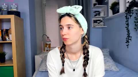 Snapshot of misschaotic_ chatting on 09-27-25, 07:35 Shelley online show from 09-27-25, 07:35