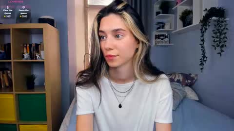 Snapshot of misschaotic_ chatting on 09-30-25, 07:35 Shelley online show from 09-30-25, 07:35