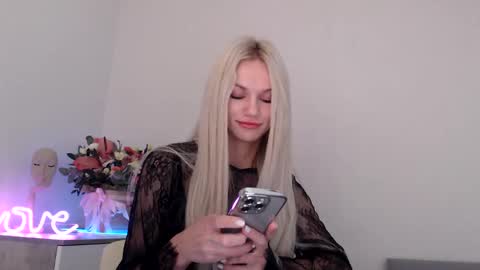 Snapshot of missemma1111 chatting on 12-04-24, 08:51 EMMA online show from 12-04-24, 08:51