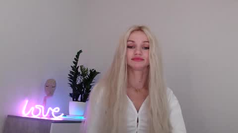 Snapshot of missemma1111 chatting on 12-12-24, 09:04 EMMA online show from 12-12-24, 09:04