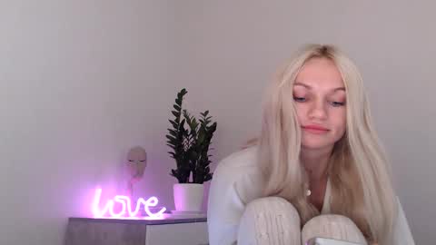 Snapshot of missemma1111 chatting on 12-15-24, 09:31 EMMA online show from 12-15-24, 09:31