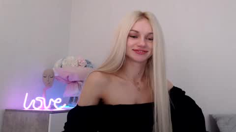 Snapshot of missemma1111 chatting on 01-08-25, 09:44 EMMA online show from 01-08-25, 09:44