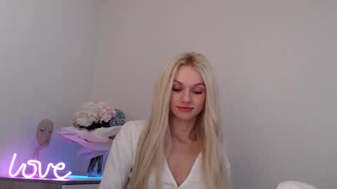 Snapshot of missemma1111 chatting on 01-12-25, 09:19 EMMA online show from 01-12-25, 09:19