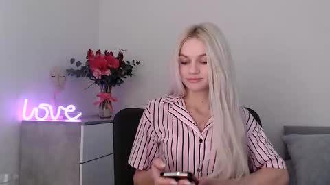 Snapshot of missemma1111 chatting on 02-10-25, 09:15 EMMA online show from 02-10-25, 09:15