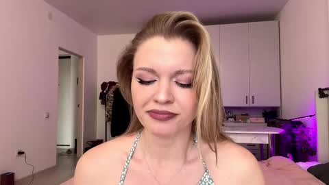 Snapshot of missfit_ chatting on 01-15-26, 07:57 Viola online show from 01-15-26, 07:57