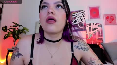 Snapshot of misshuntt3rs chatting on 02-01-25, 02:47 Annie online show from 02-01-25, 02:47